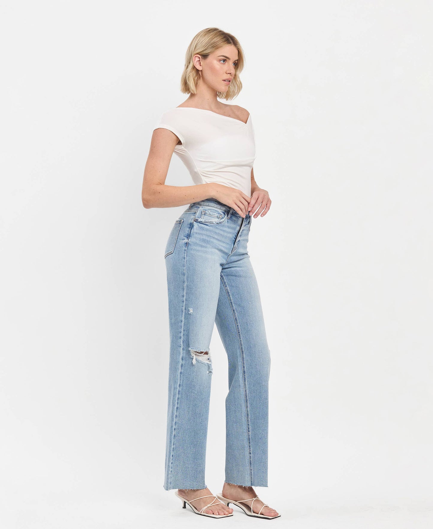 HIGH RISE CLEAN CUT RAW HEM WIDE LEG JEANS T6597: REFULGENT / 27